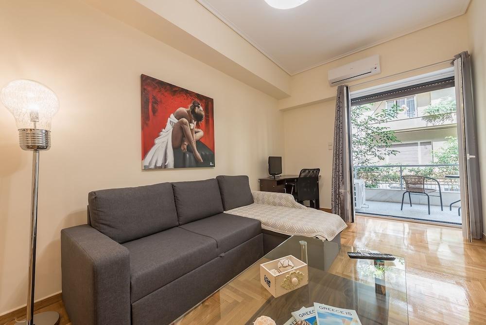 Elegant Home In Quiet Street By Cloudkeys Ateny Zewnętrze zdjęcie